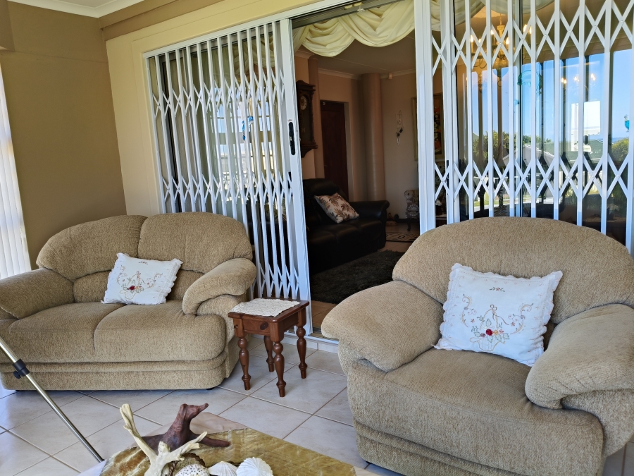 3 Bedroom Property for Sale in Wavecrest Eastern Cape